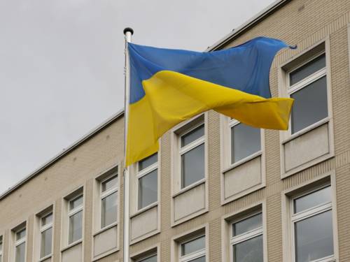 Flagge der Ukraine vor einem Gebäude